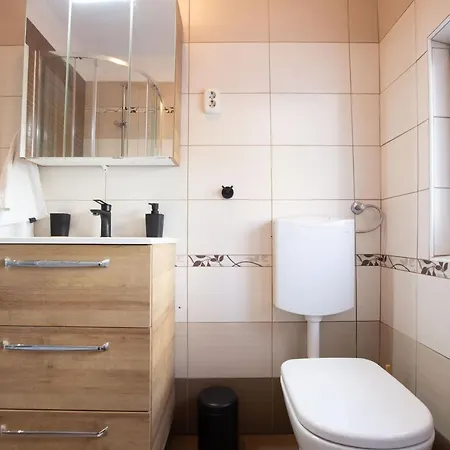 Pipi 2br With Balcony * 자다르