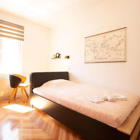 Pipi 2br With Balcony Апартаменти *