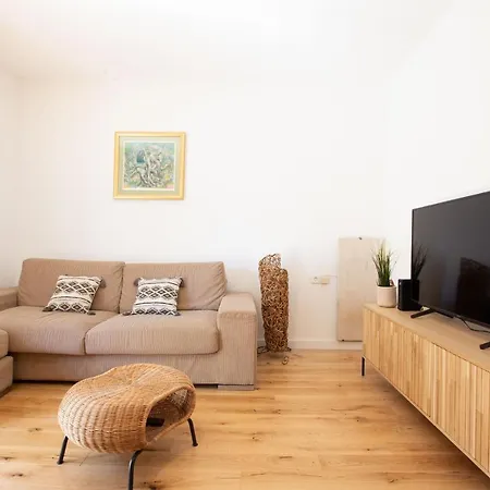 Pipi 2br With Balcony شقة زادار