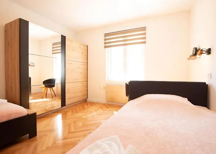 Pipi 2br With Balcony Apartman *